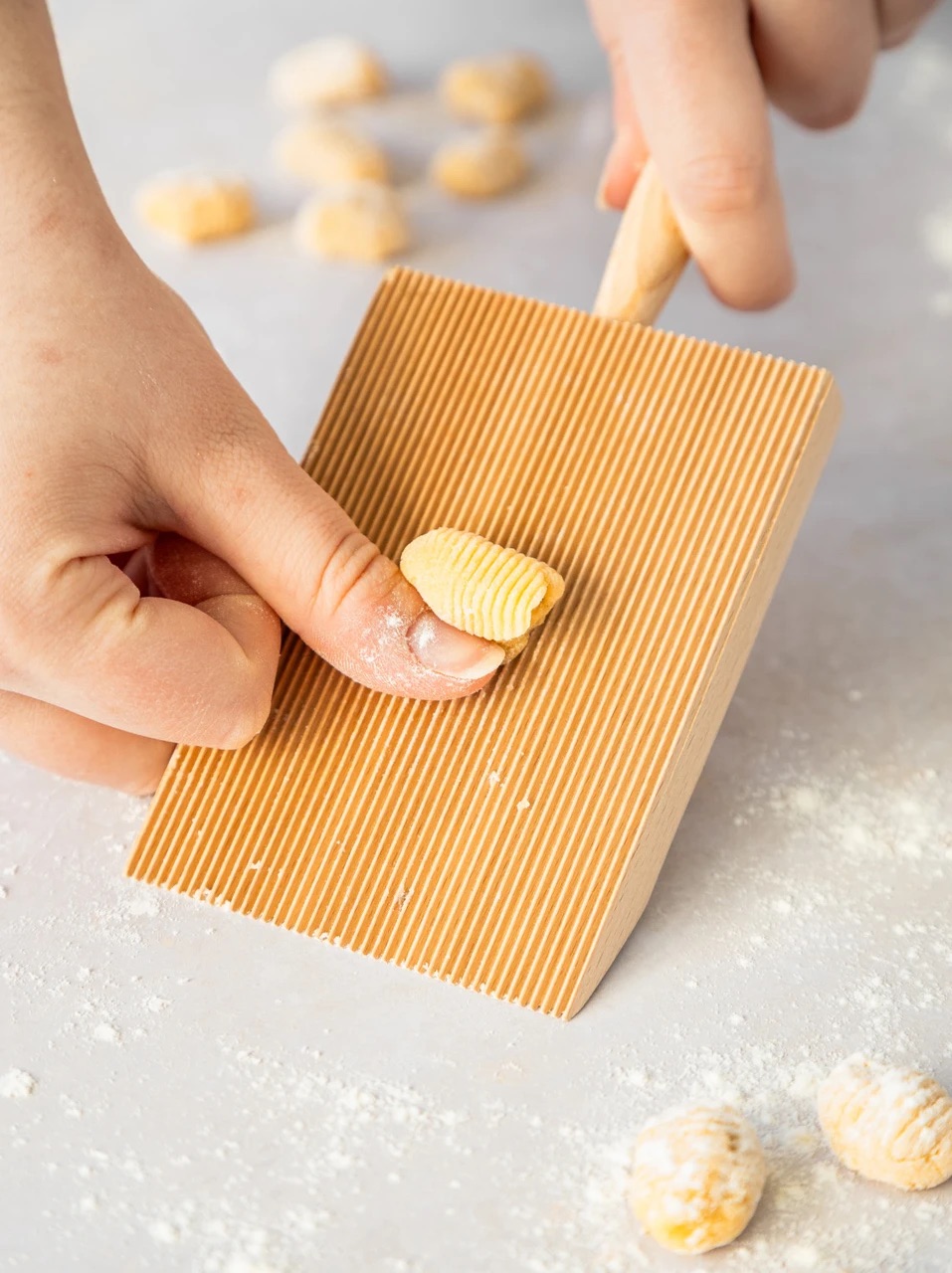 Sada na tvarování gnocchi KitchenCraft World of Flavours, 2 ks, bukové dřevo